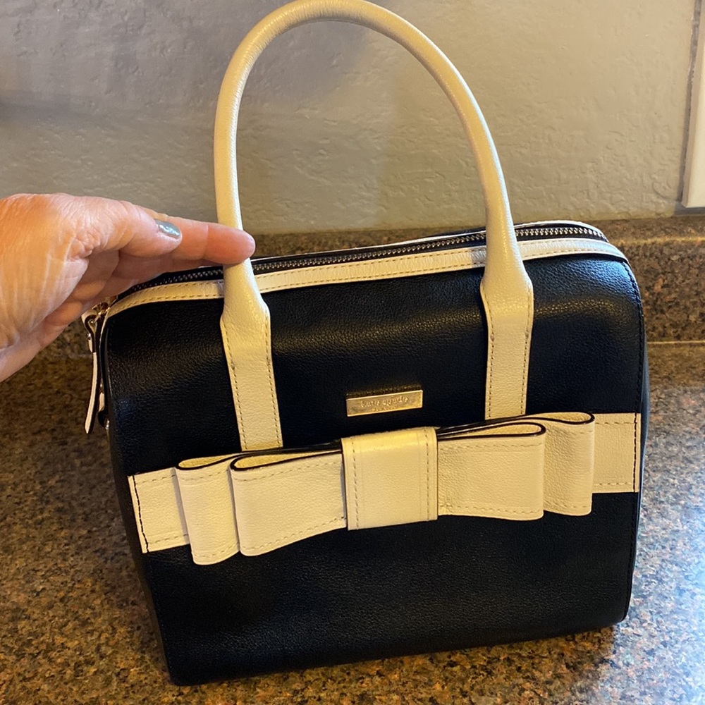Kate Spade ♠️ purse black& cream & the inside bright pink., excellent condition